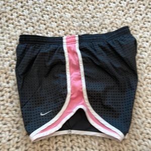 Nike tempo short, gray/pink XS